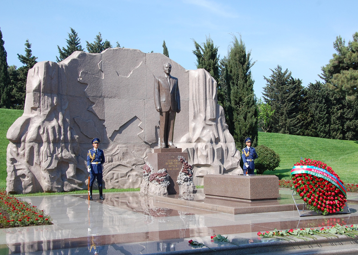 Azerbaijanis mark 92nd birthday anniversary of national leader Heydar Aliyev