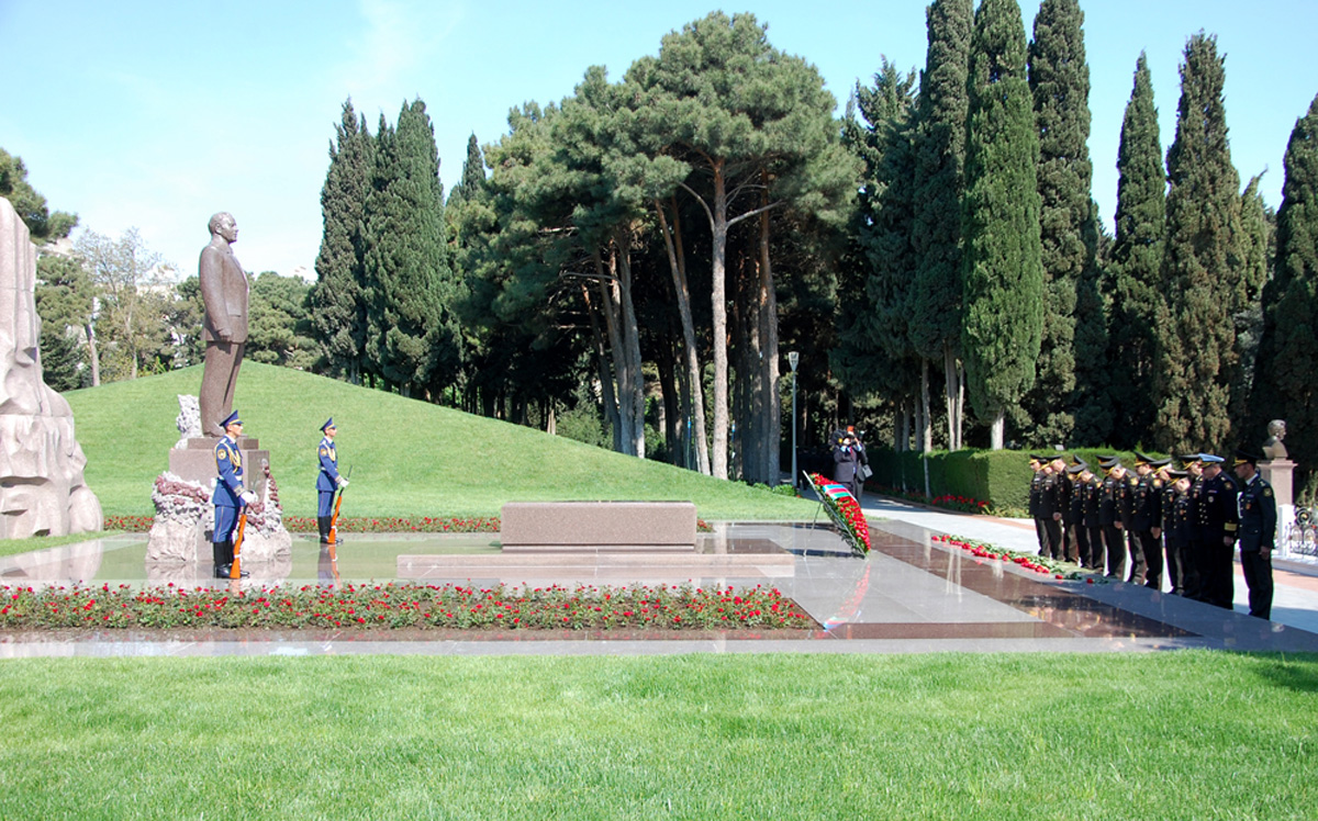Azerbaijanis mark 92nd birthday anniversary of national leader Heydar Aliyev