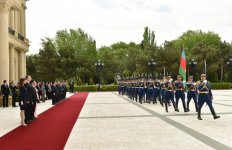 Official welcoming ceremony for Vietnamese president held in Baku (PHOTO)