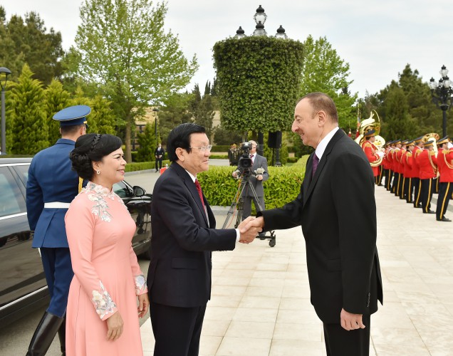 Official welcoming ceremony for Vietnamese president held in Baku (PHOTO)