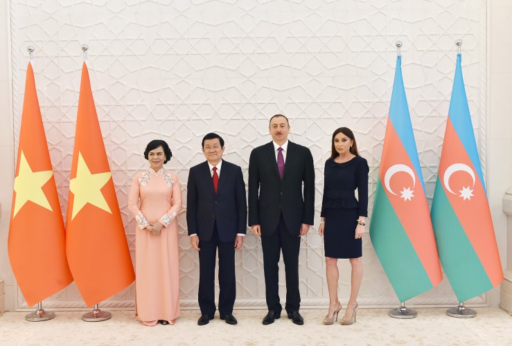 Official welcoming ceremony for Vietnamese president held in Baku (PHOTO)