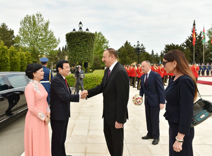 Official welcoming ceremony for Vietnamese president held in Baku (PHOTO)
