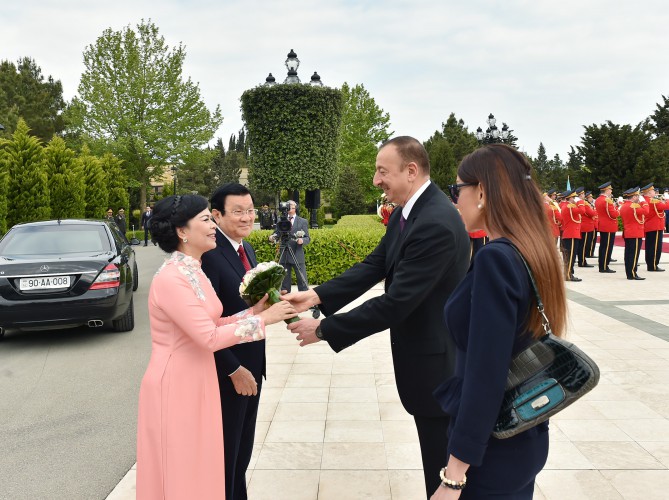 Official welcoming ceremony for Vietnamese president held in Baku (PHOTO)