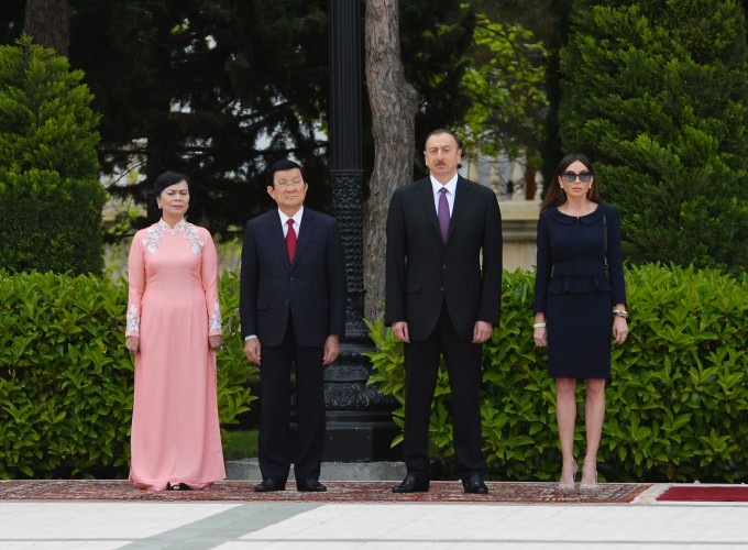 Official welcoming ceremony for Vietnamese president held in Baku (PHOTO)