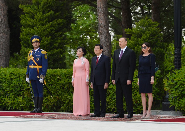 Official welcoming ceremony for Vietnamese president held in Baku (PHOTO)