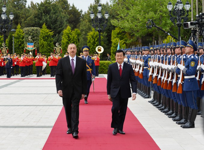 Official welcoming ceremony for Vietnamese president held in Baku (PHOTO)