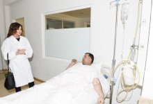 Azerbaijan’s first lady visits injured in fire outbreak in Baku (PHOTO)