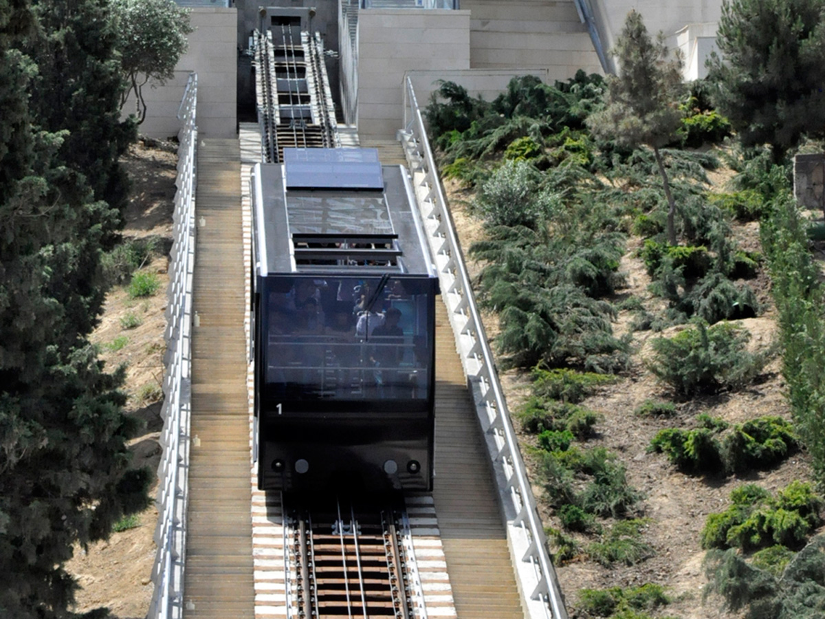 Baku’s funicular waiting for tourists (PHOTO)
