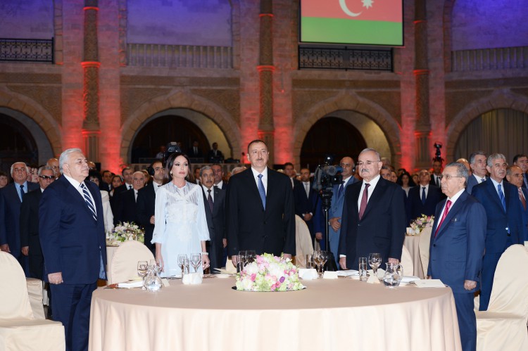 Ilham Aliyev, his spouse attend official reception on occasion of Republic Day (PHOTO)