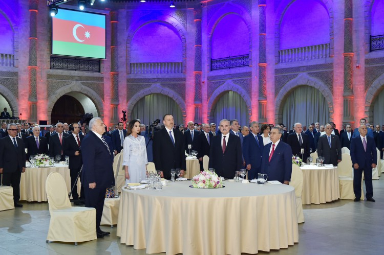 Ilham Aliyev, his spouse attend official reception on occasion of Republic Day (PHOTO)