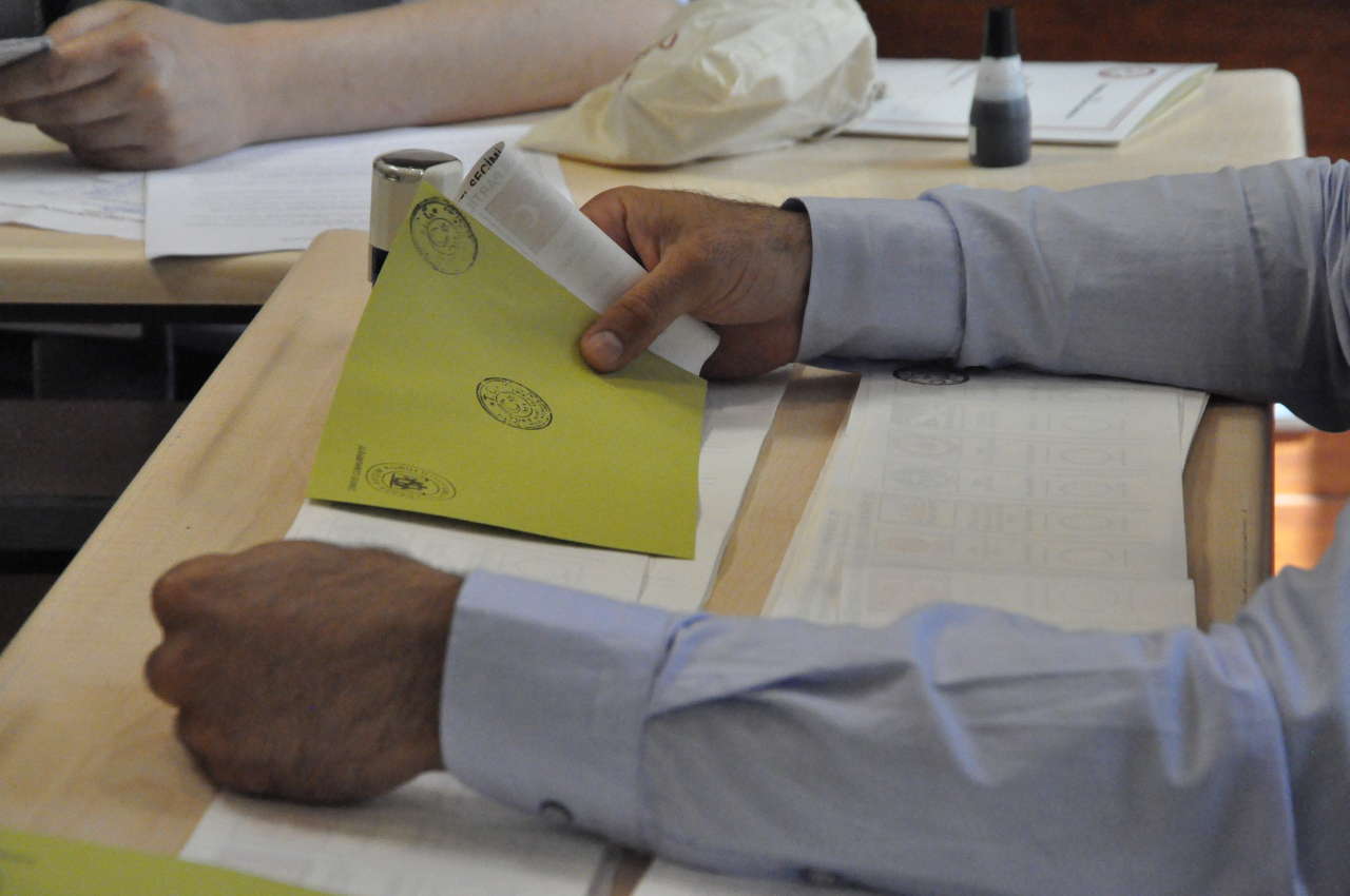 Turkish citizen in Azerbaijan voting at repeated parliamentary election