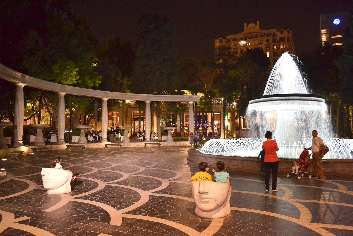 In the very heart of capital – evening walk in Baku (Part 1) (PHOTO)