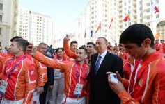 Ilham Aliyev, his spouse meet athletes to represent Azerbaijan in European Games (PHOTO)