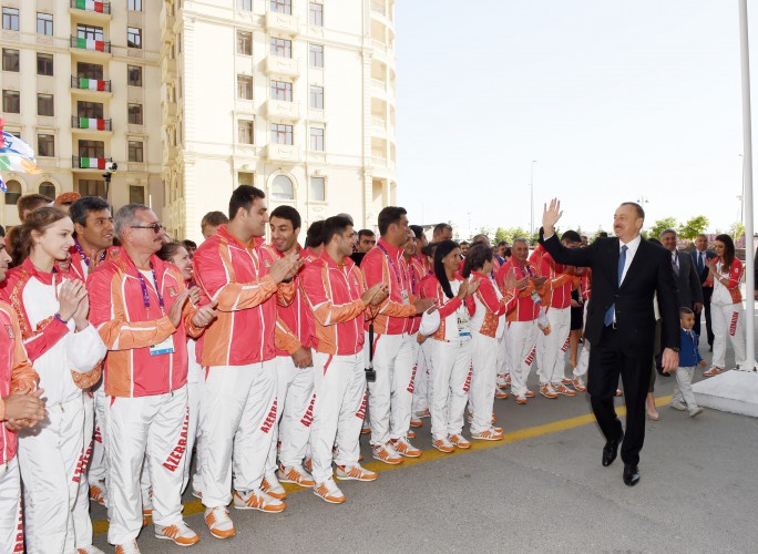 Ilham Aliyev, his spouse meet athletes to represent Azerbaijan in European Games (PHOTO)