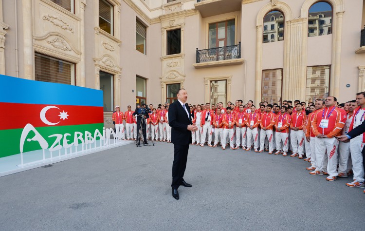 Ilham Aliyev, his spouse meet athletes to represent Azerbaijan in European Games (PHOTO)
