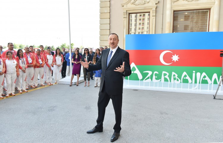 Ilham Aliyev, his spouse meet athletes to represent Azerbaijan in European Games (PHOTO)