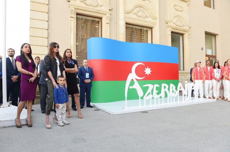 Ilham Aliyev, his spouse meet athletes to represent Azerbaijan in European Games (PHOTO)