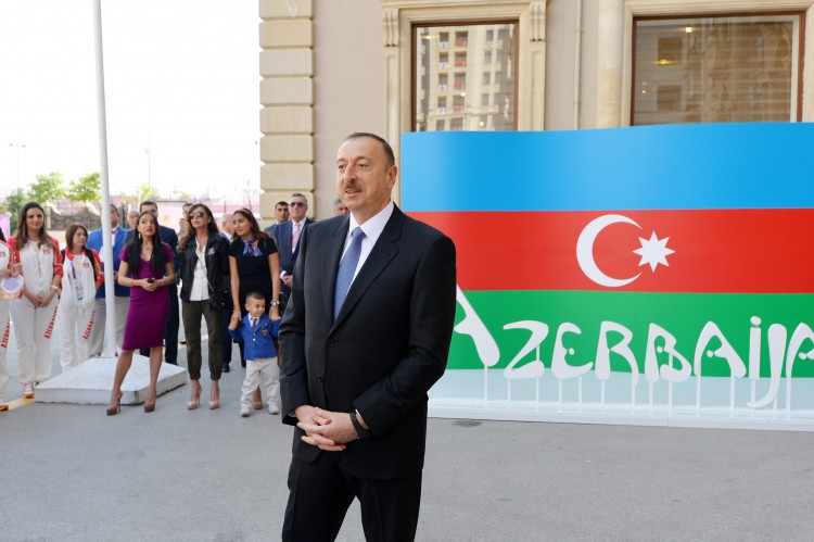 Ilham Aliyev, his spouse meet athletes to represent Azerbaijan in European Games (PHOTO)