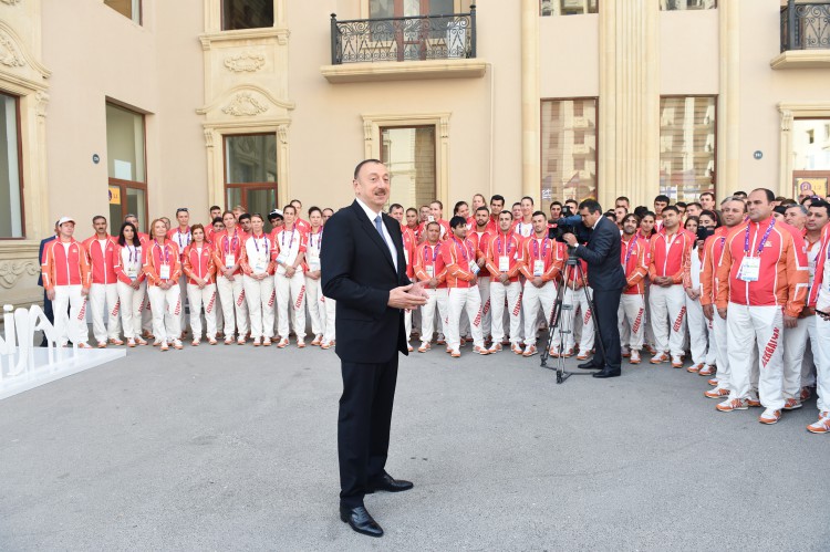 Ilham Aliyev, his spouse meet athletes to represent Azerbaijan in European Games (PHOTO)