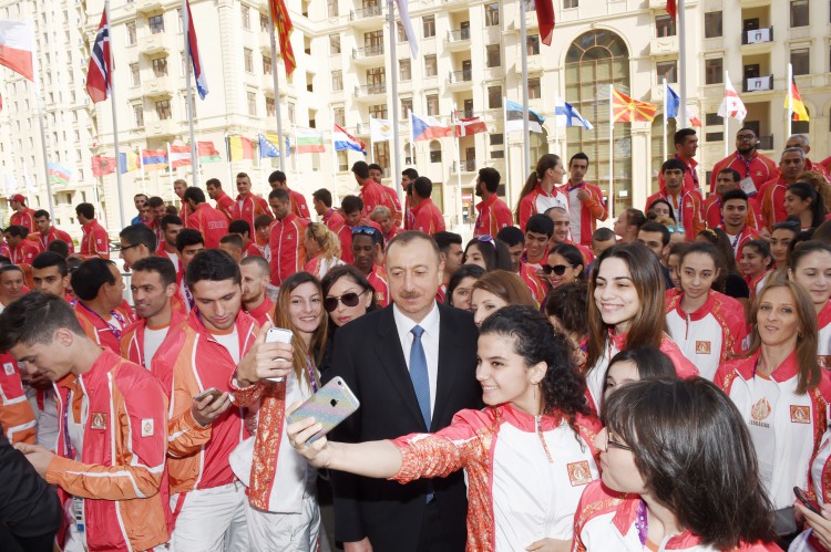 Ilham Aliyev, his spouse meet athletes to represent Azerbaijan in European Games (PHOTO)