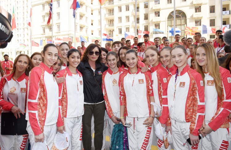 Ilham Aliyev, his spouse meet athletes to represent Azerbaijan in European Games (PHOTO)