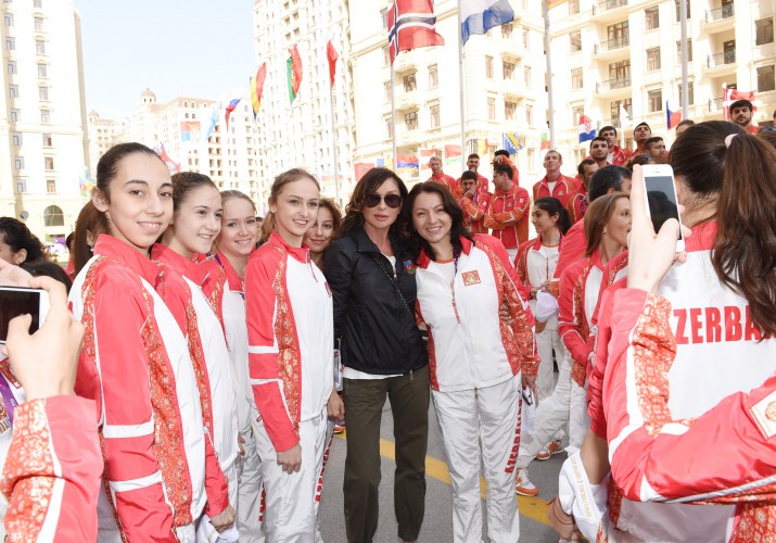 Ilham Aliyev, his spouse meet athletes to represent Azerbaijan in European Games (PHOTO)