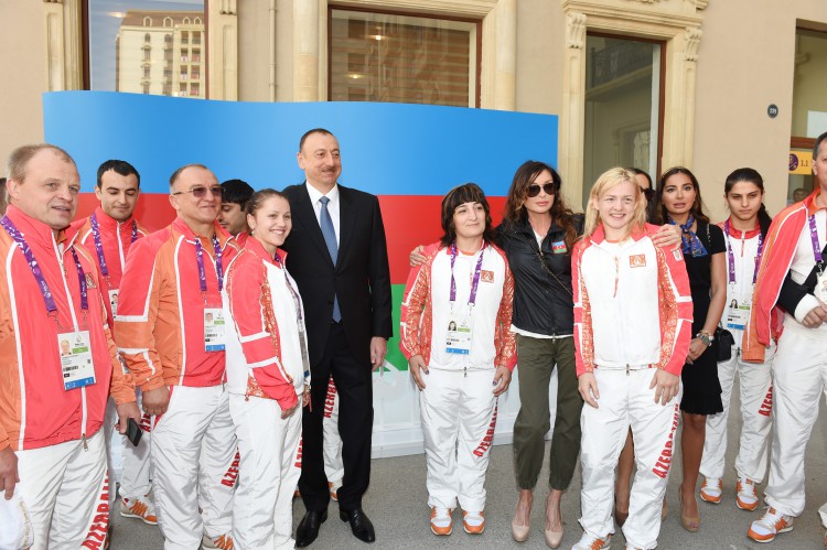 Ilham Aliyev, his spouse meet athletes to represent Azerbaijan in European Games (PHOTO)