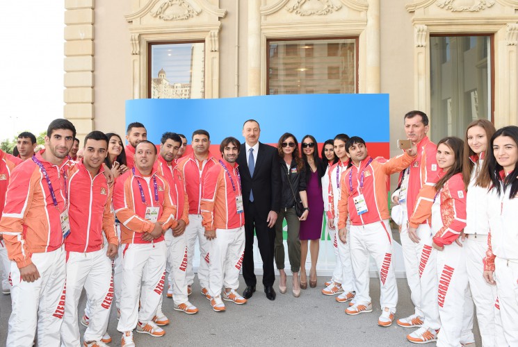 Ilham Aliyev, his spouse meet athletes to represent Azerbaijan in European Games (PHOTO)