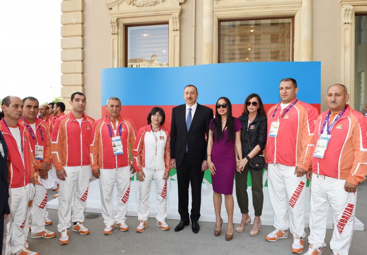 Ilham Aliyev, his spouse meet athletes to represent Azerbaijan in European Games (PHOTO)