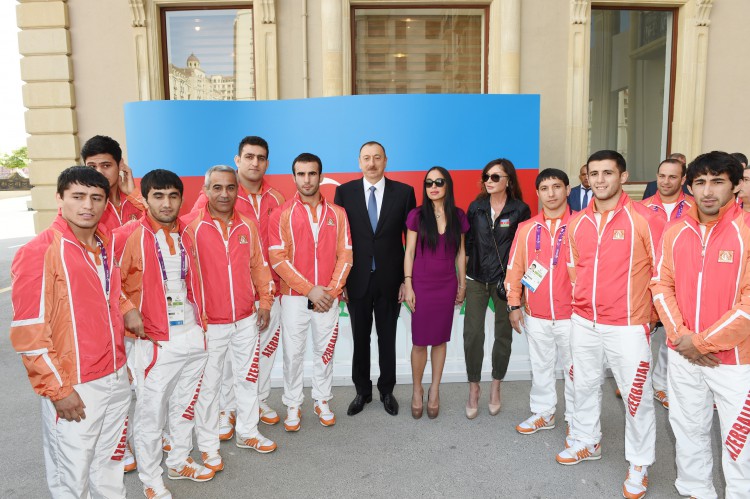 Ilham Aliyev, his spouse meet athletes to represent Azerbaijan in European Games (PHOTO)
