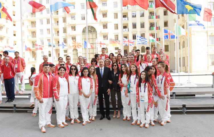Ilham Aliyev, his spouse meet athletes to represent Azerbaijan in European Games (PHOTO)