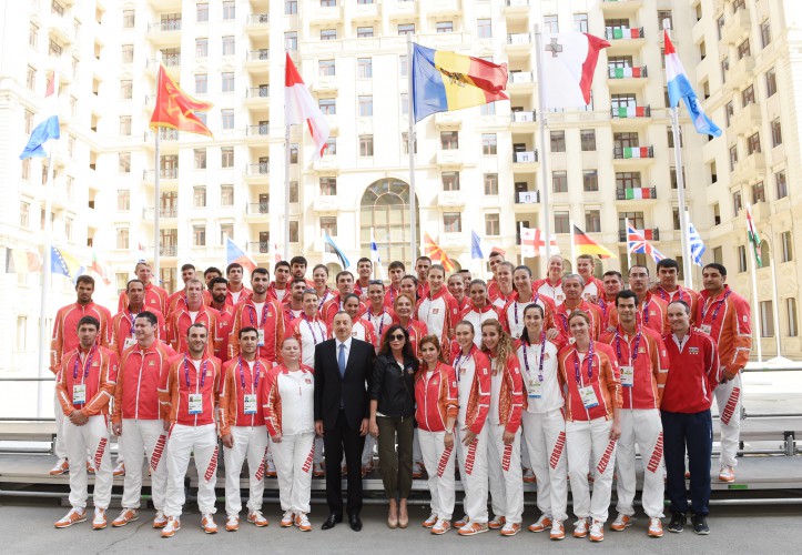 Ilham Aliyev, his spouse meet athletes to represent Azerbaijan in European Games (PHOTO)