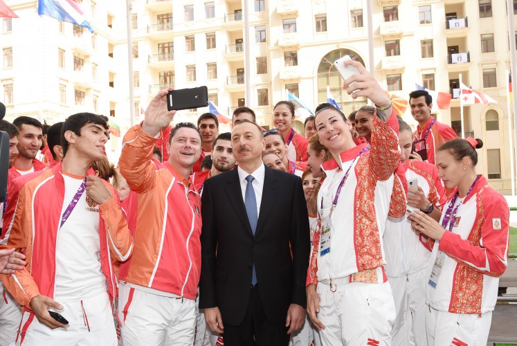 Ilham Aliyev, his spouse meet athletes to represent Azerbaijan in European Games (PHOTO)