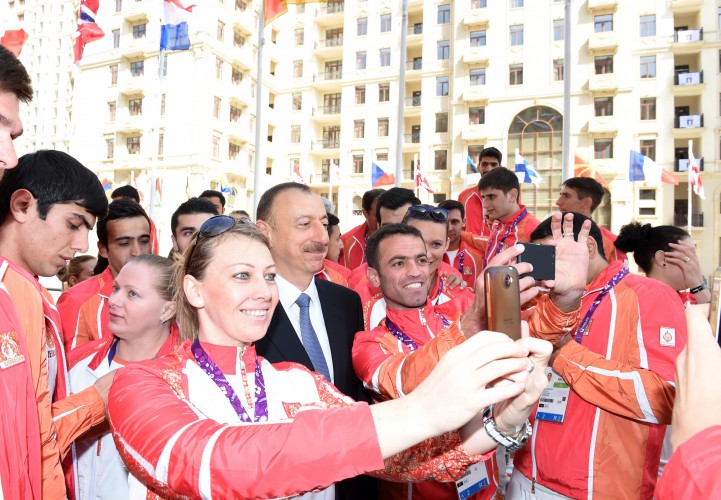 Ilham Aliyev, his spouse meet athletes to represent Azerbaijan in European Games (PHOTO)