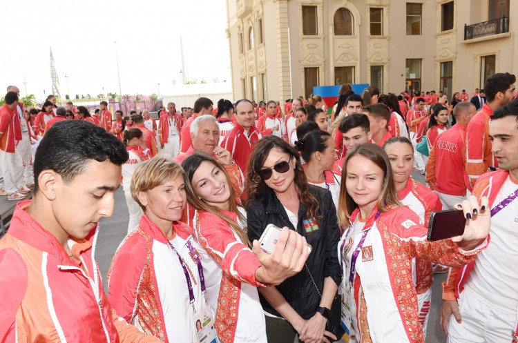 Ilham Aliyev, his spouse meet athletes to represent Azerbaijan in European Games (PHOTO)