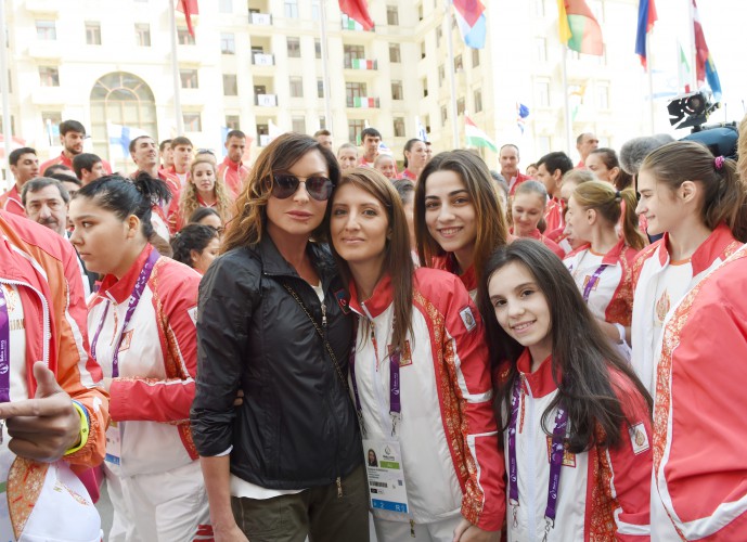 Ilham Aliyev, his spouse meet athletes to represent Azerbaijan in European Games (PHOTO)
