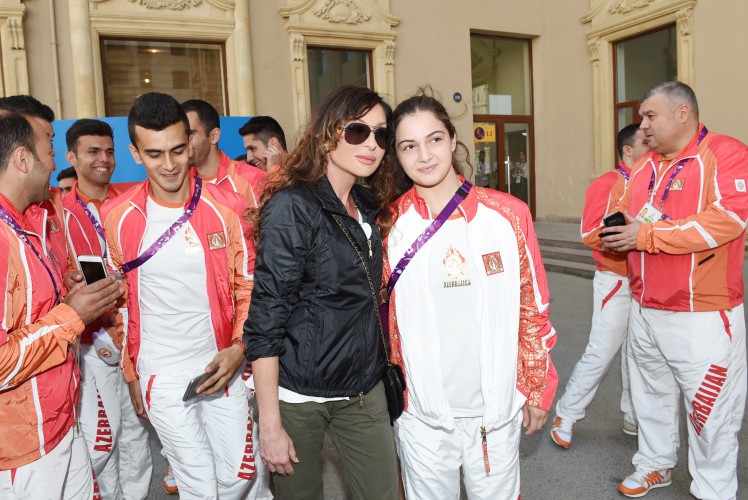 Ilham Aliyev, his spouse meet athletes to represent Azerbaijan in European Games (PHOTO)