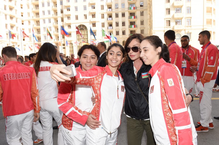 Ilham Aliyev, his spouse meet athletes to represent Azerbaijan in European Games (PHOTO)