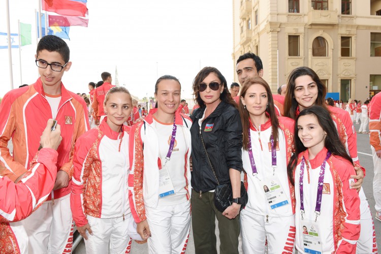 Ilham Aliyev, his spouse meet athletes to represent Azerbaijan in European Games (PHOTO)