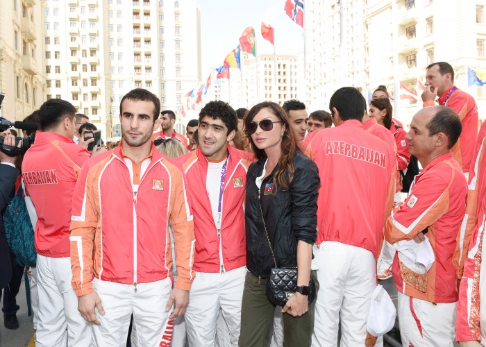 Ilham Aliyev, his spouse meet athletes to represent Azerbaijan in European Games (PHOTO)