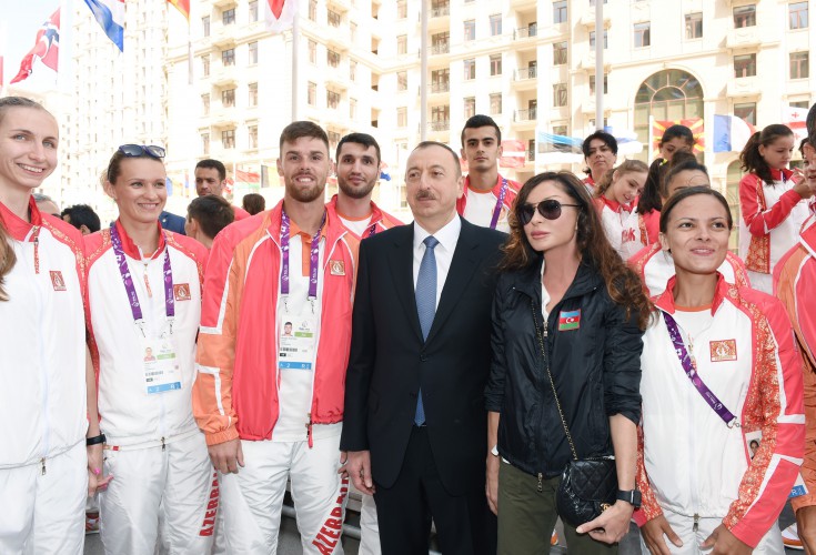 Ilham Aliyev, his spouse meet athletes to represent Azerbaijan in European Games (PHOTO)