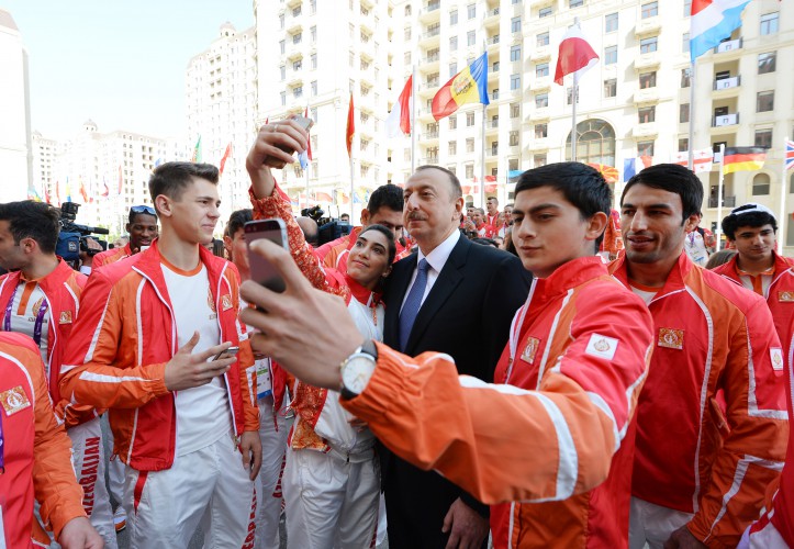Ilham Aliyev, his spouse meet athletes to represent Azerbaijan in European Games (PHOTO)