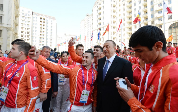 Ilham Aliyev, his spouse meet athletes to represent Azerbaijan in European Games (PHOTO)