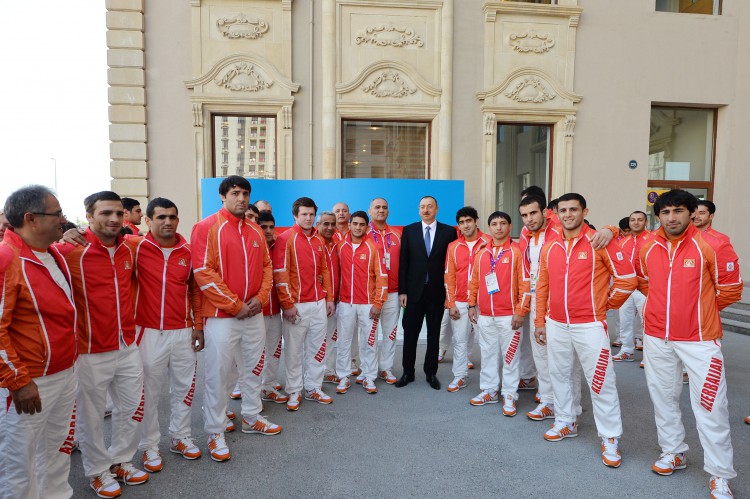 Ilham Aliyev, his spouse meet athletes to represent Azerbaijan in European Games (PHOTO)