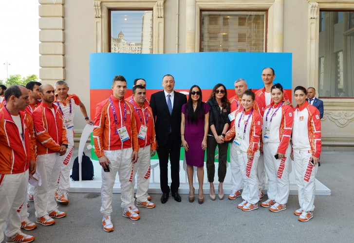 Ilham Aliyev, his spouse meet athletes to represent Azerbaijan in European Games (PHOTO)