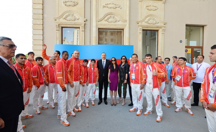 Ilham Aliyev, his spouse meet athletes to represent Azerbaijan in European Games (PHOTO)
