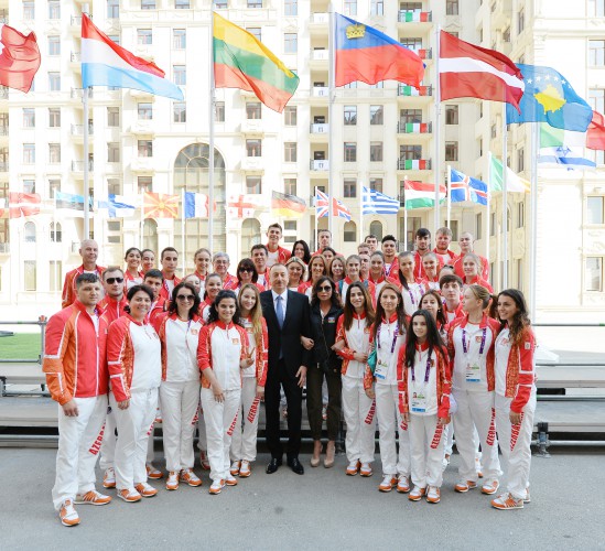 Ilham Aliyev, his spouse meet athletes to represent Azerbaijan in European Games (PHOTO)