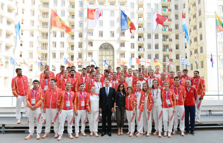 Ilham Aliyev, his spouse meet athletes to represent Azerbaijan in European Games (PHOTO)