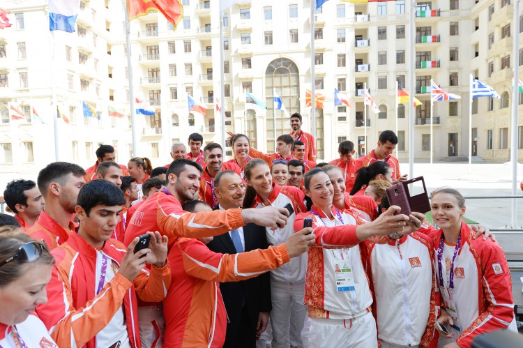 Ilham Aliyev, his spouse meet athletes to represent Azerbaijan in European Games (PHOTO)