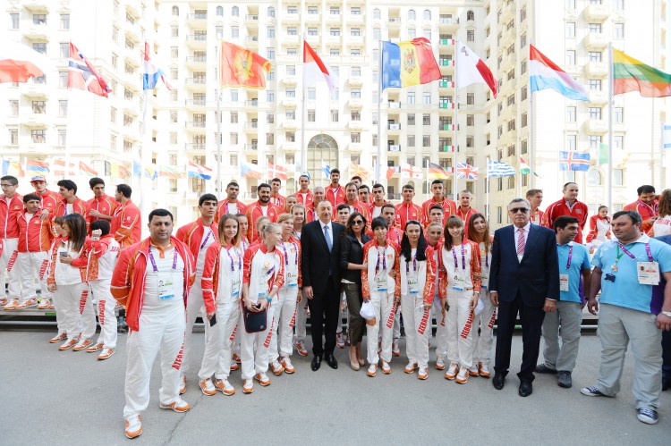Ilham Aliyev, his spouse meet athletes to represent Azerbaijan in European Games (PHOTO)